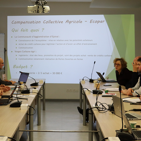 Rassemblés dans les locaux de la FDSEA 88, les membres de Vosges Carbone Agri ont abordé le devenir de l’association et l’orientation des marchés des crédits carbone. © Photo Marion FALIBOIS