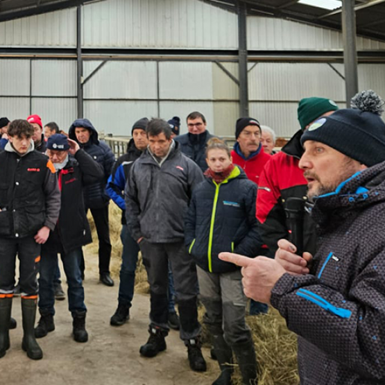 Dans le cadre de leur campagne pour les élections Chambres d’Agriculture, FDSEA et JA 88 sont sur le terrain pour partager leur projet aux exploitants du département. © Photo FDSEA-JA88