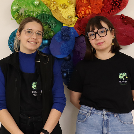 (De G à D) Kiera Mosser et Éponine Bongiorno sont respectivement en CAP et BP Fleuriste à l’EHP de Rovillle-aux-Chênes. © Photo Mélanie Becker