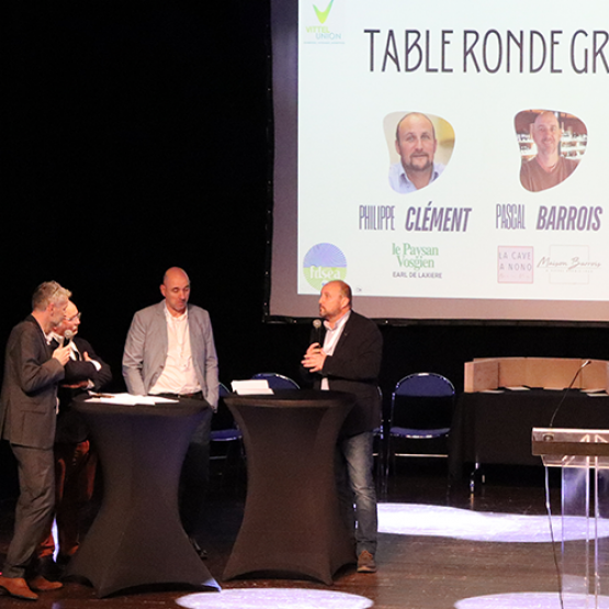 (de G. à D.) F. Pecheur, animateur de la table ronde, J-L. Vallee, expert-comptable associé Batt& Associé/pdt de Vosges Plaine d’Action, P. Barrois, dirigeant la Maison Barrois/pdt de Vittel Union, et P. Clément, pdt FDSEA 88/gérant EARL de Laxiere. © M.F