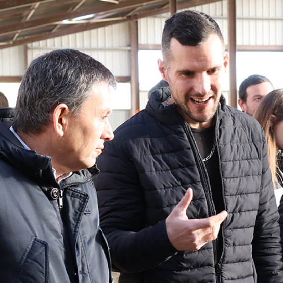 Cette visite d’exploitation était l’occasion pour le Préfet des Vosges, Blaise Gourtay d’aller à la rencontre du monde agricole pour mieux en comprendre les enjeux. © Photo Marion Falibois