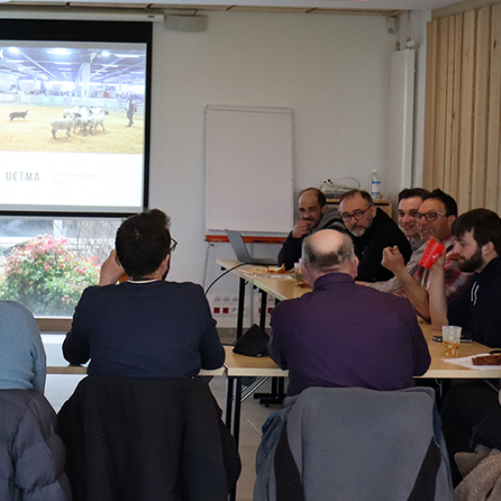 Membres du bureau, conseillères Chambre d’agriculture, formateur et utilisateurs de chiens de troupeaux étaient réunis pour l’assemblée générale de l’UCTMA. © Photo Mélanie Becker