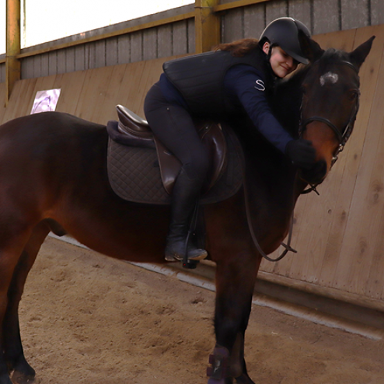 Pauline Badiola, élève en CAP Palefrenier Soigneur à Harol, souhaiterait réaliser un Bac pro CGEH puis devenir monitrice d’équitation. © Photo Mélanie Becker