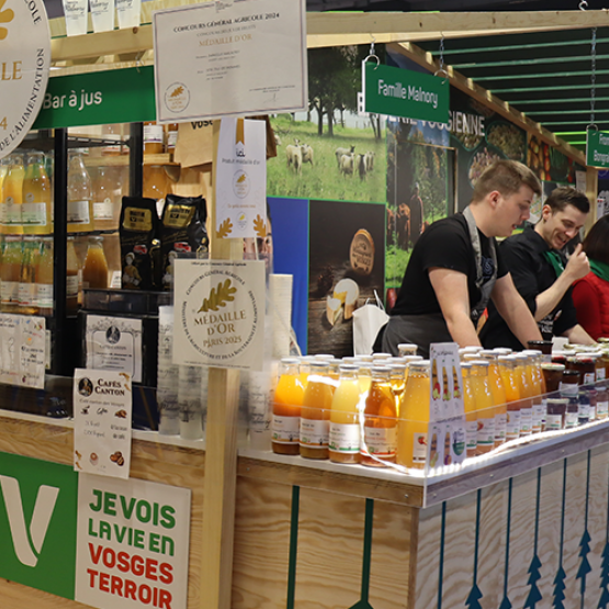 Chaque année les producteurs viennent démontrer le savoir-faire des Vosges sur le stand partagé du département. © Photo Marion Falibois