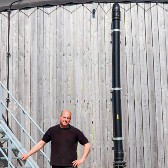 Damien Biguinet, agriculteur à Beauzée-sur-Aire, devant l’unité de méthanisation qui a transformé son exploitation, alliant innovation et autonomie énergétique. © Photo Aurélie Jozwik