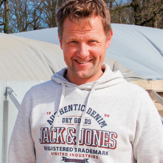 Matthieu Joly est satisfait de son méthaniseur, qui correspond bien au rythme d’exploitation de son atelier d’engraissement et aux besoins d’eau chaude correspondants. © Alexandre Coronel