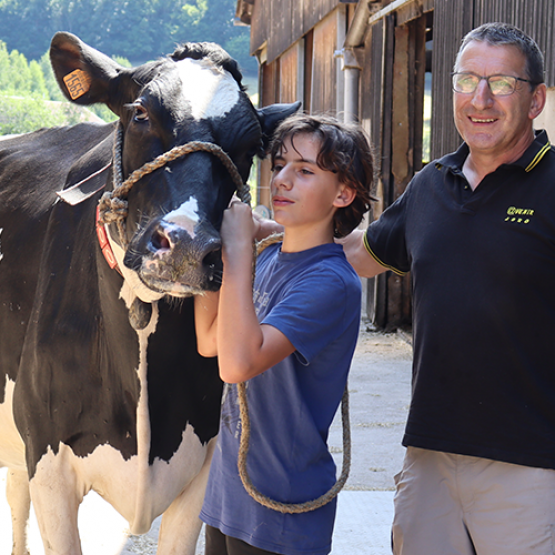 S’il a partagé l’amour des animaux avec son oncle, c’est aujourd’hui avec son fils Imanol que Christophe Oxaran fait rayonner le travail du GAEC de la Truche. © Photo Marion Falibois