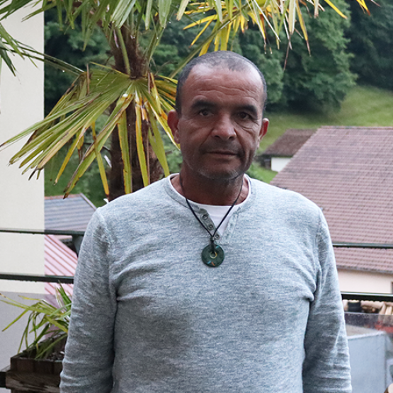 Frantz Ledoyen, dit Kakouk est un tisaneur de La Réunion. De passage dans les Vosges il présente son travail pour la reconnaissance des vertus des plantes de son île. © Photo Marion Falibois