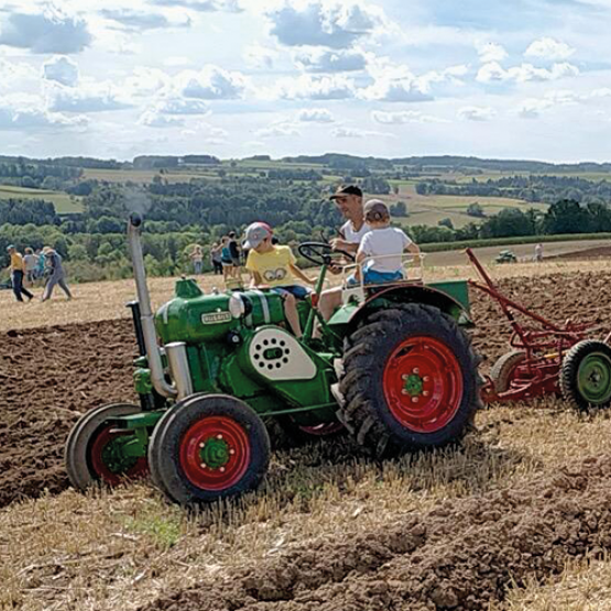 Christian Micard et ses enfants participent régulièrement aux manifestations agricoles du département dans le cadre de démonstrations. © Photo famille Micard
