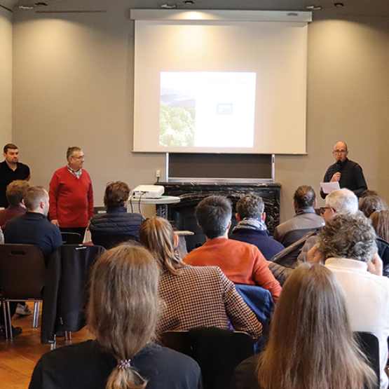 Plusieurs acteurs locaux : élus, associations et entreprises se sont retrouvées entre les mur de la villa Monplaisir de Gérardmer pour échanger et co-construire la filière bois local de demain. © Photo Marion FALIBOIS