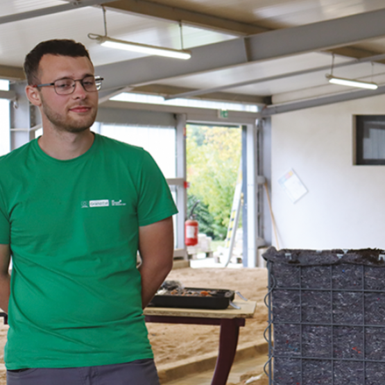 Jonathan Collot (à gauche), diplômé en BTSA production horticole accompagné par Sylvie Roussel et Florian Vély ses coachs. © Photo Marion FALIBOIS