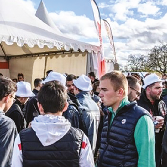 Jeunes Agriculteurs 88 accueille ses adhérents sur le stand de la foire. © Photo JA88