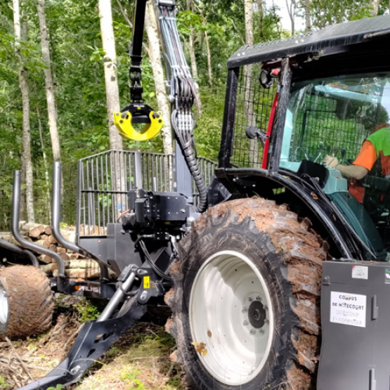 La dernière acquisition de l'établissement : un tracteur agricole équipé forestier avec une remorque à grue ©Campus agricole et forestier de Mirecourt