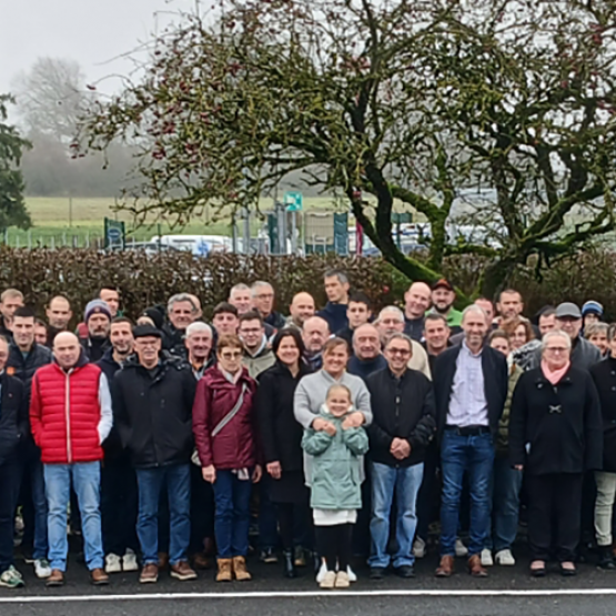 Comme chaque année la traditionnelle photo de groupe a précédé de repas des producteurs coopérateurs © Groupe Ermitage.