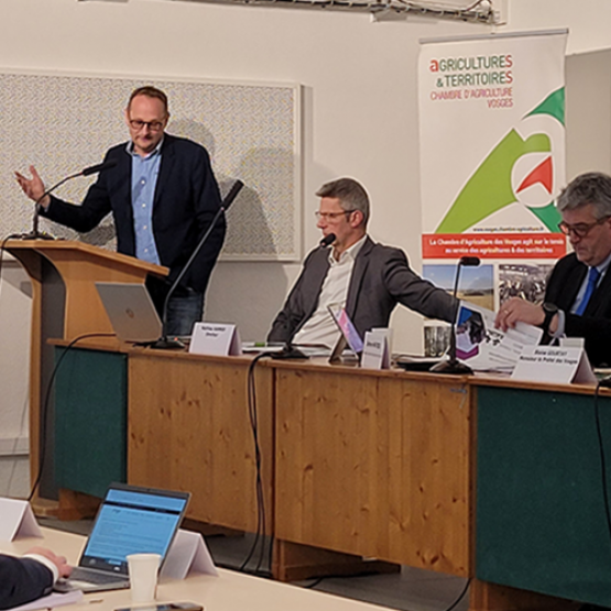 Lors de la session chambre, Éric Pierrel, présente les diverses épizooties présentes sur notre territoire et à nos frontières. © Photo Camille COQUET