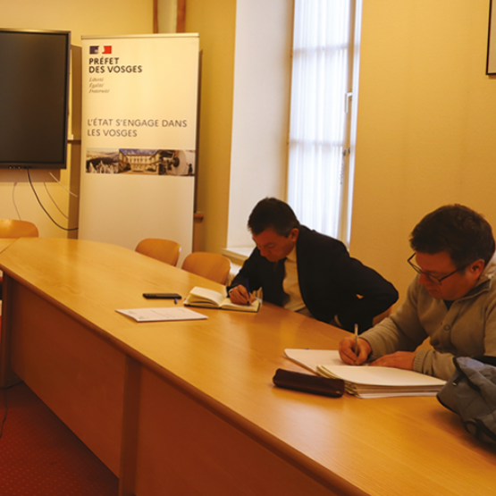 Dans le cadre de mobilisations nationales, les représentants départementaux des syndicats majoritaires ont défendu les revendications des agriculteurs vosgiens à la Préfecture. © Photo Marion FALIBOIS