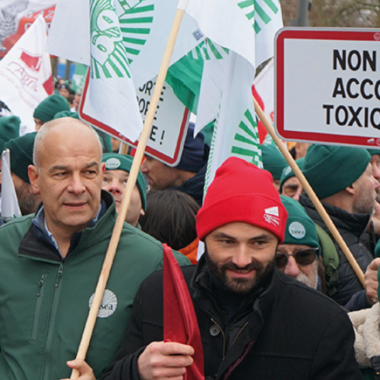 Arnaud Rousseau, ici en tête de cortège, a prononcé un discours particulièrement offensif. Il en appelle à la conscience européenne. © Photo D.L. EAV