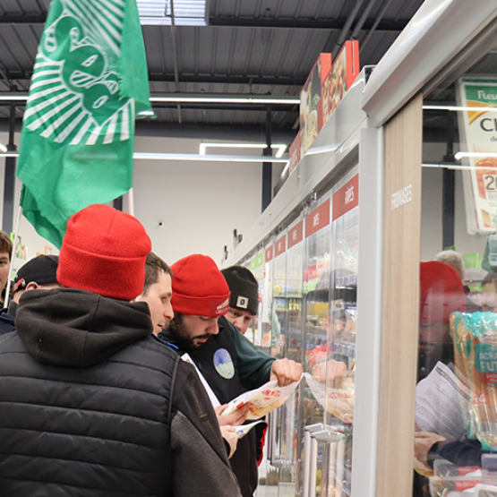 La Fdsea et les Ja 88 se sont réunis dans les rayons pour dénoncer le manque de transparence dans la répartition de la valeur et faire réagir les consommateurs. © Photo Camille COQUET