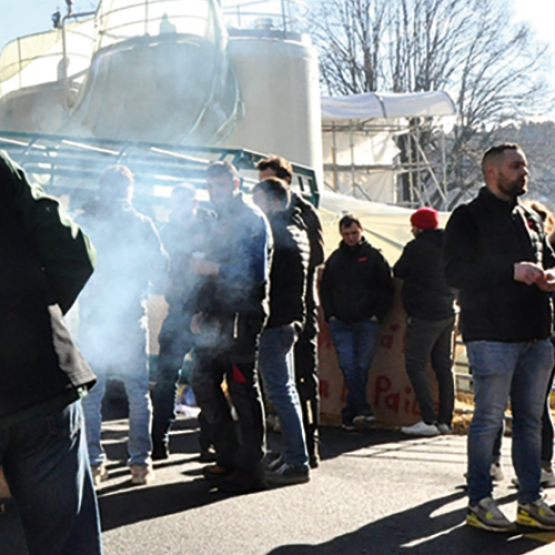 Camions bloqués, bennes versées, produits stickés, les agriculteurs vosgiens ont protesté contre la baisse du prix du lait. © Photo FDSEA 88