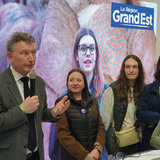 Le président de la Région, Franck Leroy (au micro), a inauguré l’espace Grand Est au Salon de l’agriculture, avec Jérôme Mathieu (à d.), entourés de jeunes en formation agricole. © Photo DR