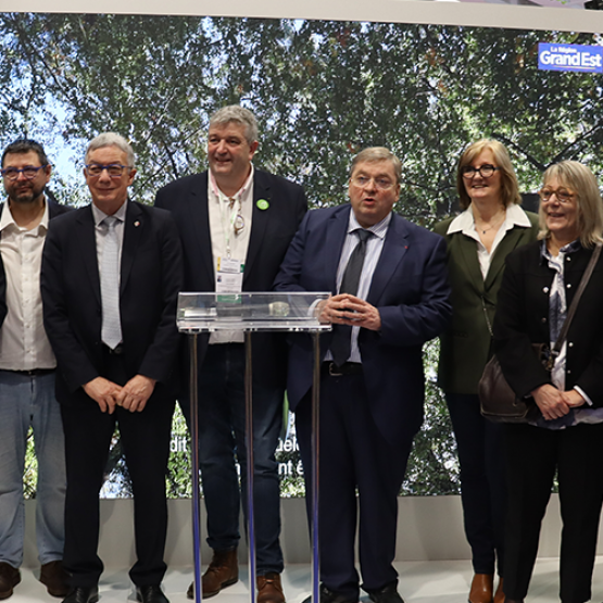 Les élus et représentants du département se sont retrouvés sur le stand de la Région Grand Est lors de l’inauguration de la journée Vosges. © Photo Marion FALIBOIS