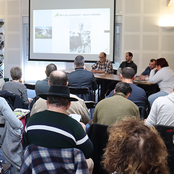 Les éleveurs et amoureux de la race bovine Vosgienne sont venus nombreux à l’assemblée générale de l’association. © Photo Marion FALIBOIS