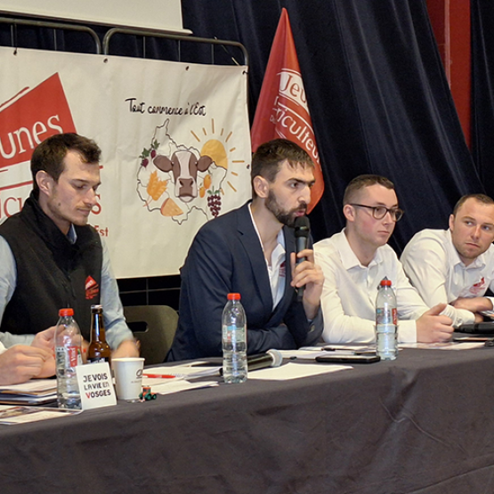 (De G. à D.) Antoine Clavel, vice-président en charge du dossier installation, Augustin Wack, secrétaire-général, Xavier Bailly, président, Rémi Mayaux, vice-président responsable dossier grandes cultures et Clément Gérardin, trésorier. © Marion FALIBOIS