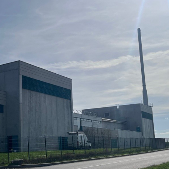 Les chaudières et les tours de séchage se trouvent sur le même site que la fromagerie de Bulgnéville mais elles sont séparées de celle-ci par un axe routier. © Groupe Ermitage