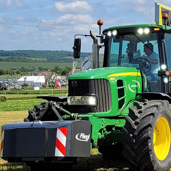 Les machines agricoles ont fait leur show au salon de l'herbe de Poussay. © Camille COQUET