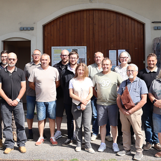Les participants ont pu découvrir la coopérative viticole des Coteaux-du-Monfort, productrice du fameux vin bleu.  © Marion FALIBOIS