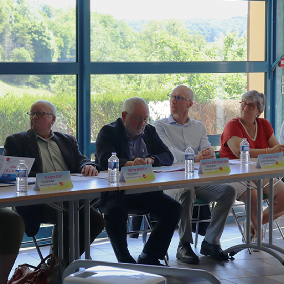(De G. à D.) Martine Bouillat, conseillère départementale, Évelyne Cuny, secrétaire de l’asso de Belval, Gérard Roch, trésorier, Maurice Eckenfelder, pdt, Sylvain Nagel, dir général, Patricia Maïaux, dir admin et financier, et Philippe Klufts, CAC © C.C