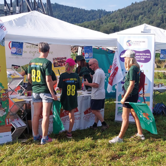La fan zone est aussi un temps privilégié pour communiquer sur les métiers de l'agriculture. © FDSEA88