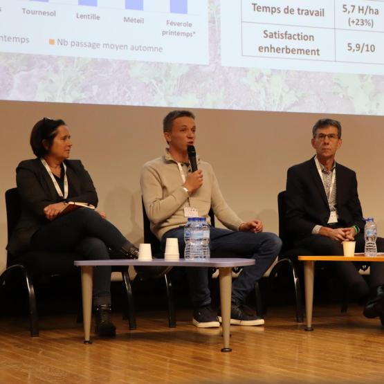 Pascaline Pierson (Arvalis), Clément Munier (Crage), Mathias Sexe (Emc2) et Elie Langard (lycée agricole de Pflixbourg, 68) ont échangé sur les freins au changement de pratique dans le cadre des problématiques de désherbage. Photo : H.Flamant