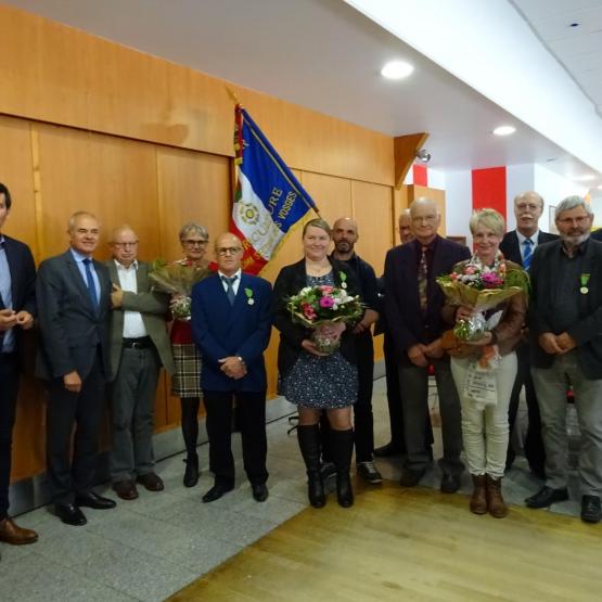 Jean Hingray, Jean-Jacques Gaultier, Jean-Jacques Dormoy, Mme. Husson, René Husson, médaillé, Laura Vaxelaire, médaillée, M.Vaxelaire, Gérard Gorius, Gilbert Montaud, Christine Mougin, médaillée, Jean-Claude Leclerc, Yvon Humblot, Pierre Sylvestre.