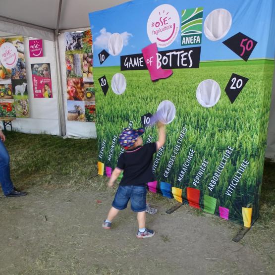 Dans le cadre de la promotion de l’emploi agricole, le jeu de lancer de bottes en caoutchouc s’ouvrira à tout public. Photo : Jean-Luc MASSON