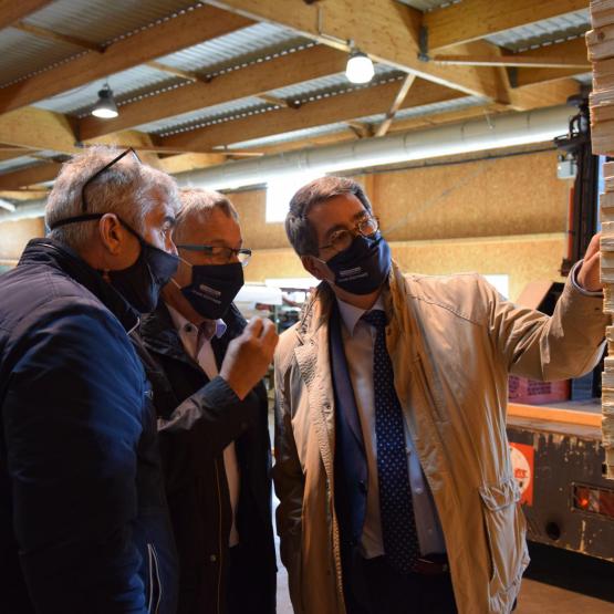 Daniel Gremillet et Jean Rottner ont visité la scierie Gaiffe, en compagnie de son gérant Yves Gaiffe. Photo : M.Plamieri