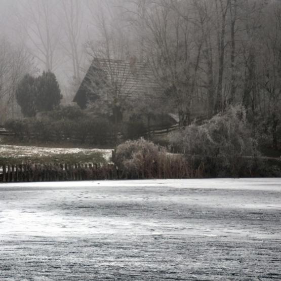Le givre recouvre la terre tard dans la saison. Photo sous licence Creative Commons