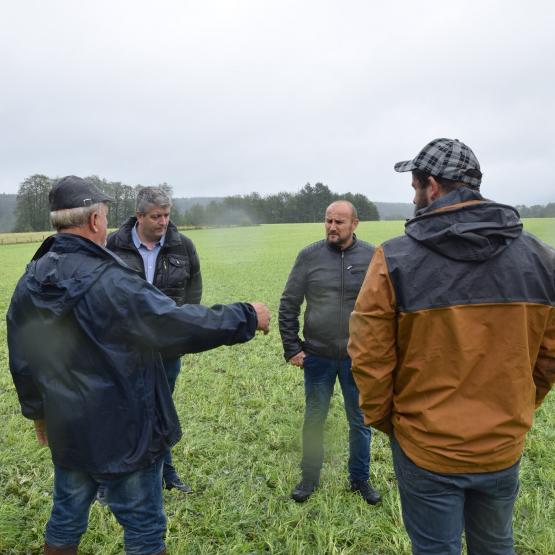 Jérôme Mathieu et Philippe Clément, pdts de la Chambre d’Agriculture et de la FDSEA des Vosges, se sont rendus sur le terrain pour constater les dégâts.  Photo : DR