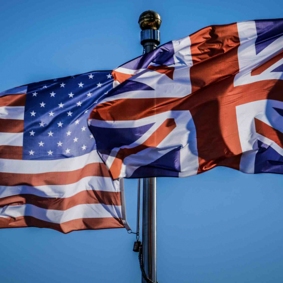 Ddrapeaux des 2 pays : USA et Grande Bretagne. © Photo DR iStock