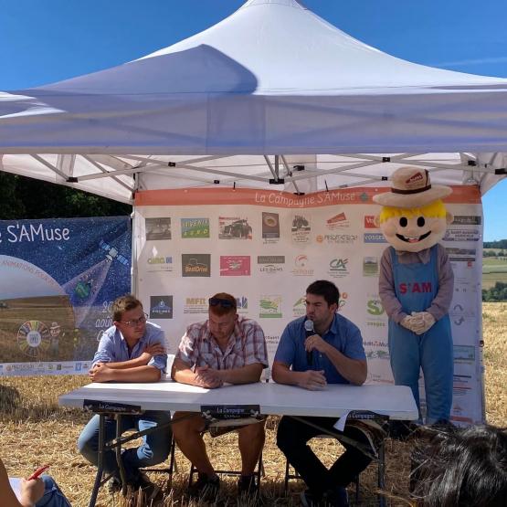 (De G. à D.) Rémy Jacquel, Victorien Lambert, Germain Blaise et S’AM la mascotte, photo Camille Carré