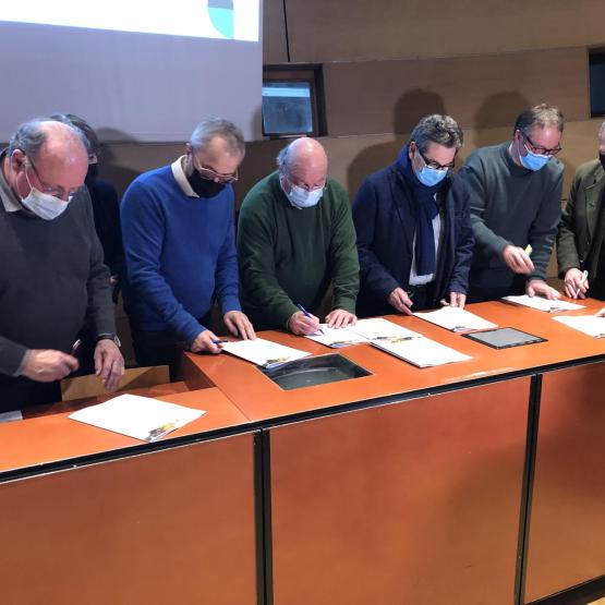 (de G. à D.) Michel Fournier, Roger Perrin, Thierry France-Lanord, Alain Roussel, Jerôme Thomas et Denis Dagnaux lors de la signature du protocole FODEX