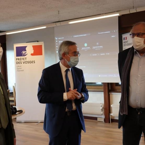 (De g. à d.) Denis Dagneaux, directeur de l’agence Vosges-Ouest de l’ONF, Yves Séguy, préfet des Vosges et et Pascal Tribouleau, vice-président FIBOIS Grand-Est.