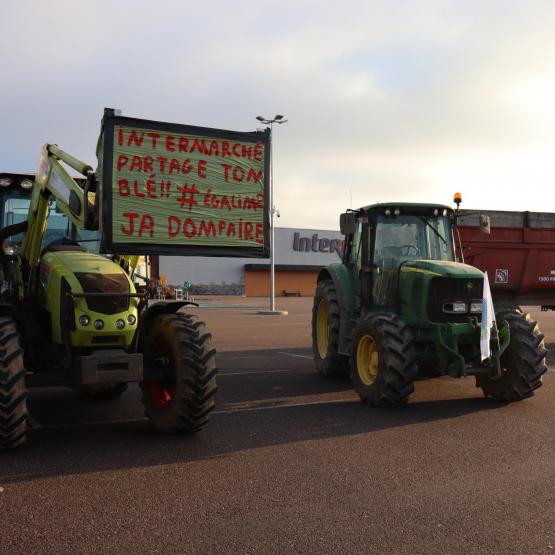 sur le parking de Mirecourt les tracteurs des JA de Dompaire clamaient « Intermarché partage ton blé ! » photo Marion Falibois