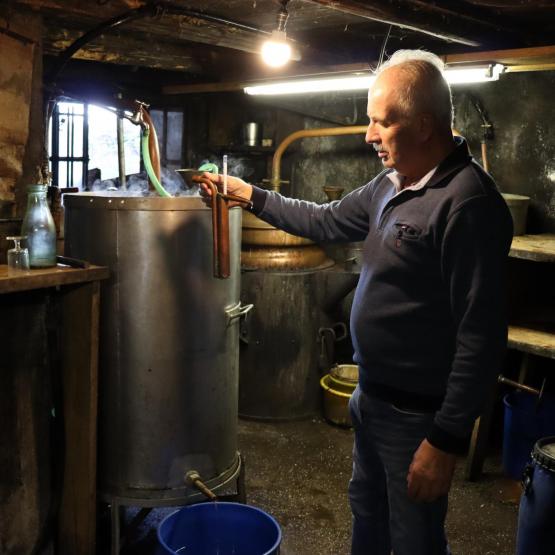 Jacques Colné, distillateur depuis plus de 30 ans, veille au bon déroulement du processus de distillation, photo Marion Falibois.