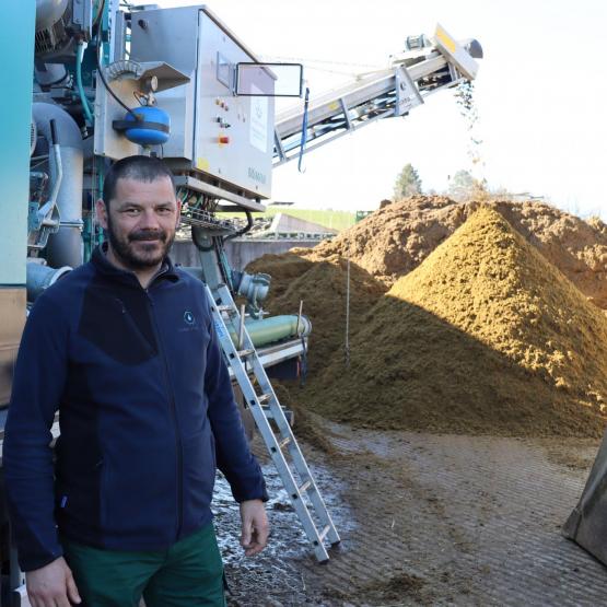 Pierre-Emmanuel Belot se déplace dans les exploitations pour effectuer les chantiers de séparation de lisier, photo Marion Falibois.