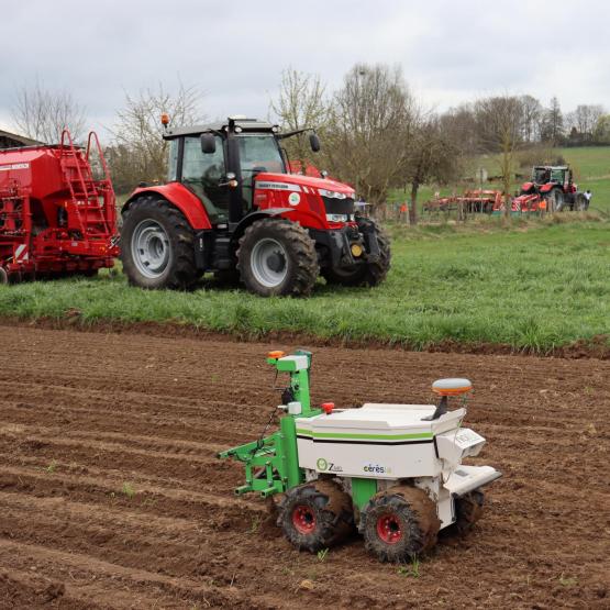 Juste à côté des ateliers de conduite de tracteur, un robot en autoguidage désherbait le sol, photo Marion Falibois.