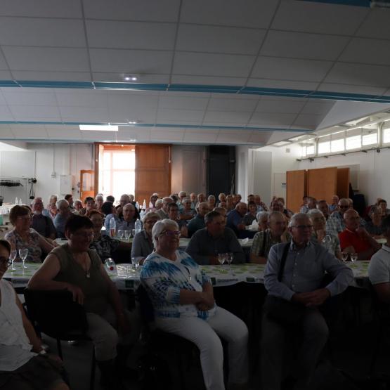 Après avoir partagé le repas, tout le monde a eu plaisir à regarder les photos du voyage de l’année dernière, photo Marion FALIBOIS.