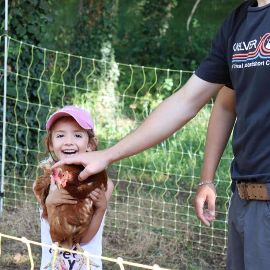 C’est guidés par les collégiens que les enfants ont découvert le lieu de vie des poules, photo Marion Falibois.