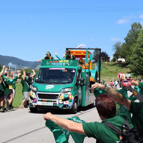 Les agriculteurs vosgiens ont accueilli la caravane de la FNSEA avec une Ola géante, photo Marion Falibois.