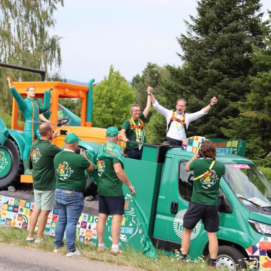 Jérôme Despey, secrétaire général de la FNSEA et Christian Prudhomme, directeur du Tour de France arrivés sur la caravane de la FNSEA ont félicité les agriculteurs pour leur motivation et leurs animations, photo Marion Falibois